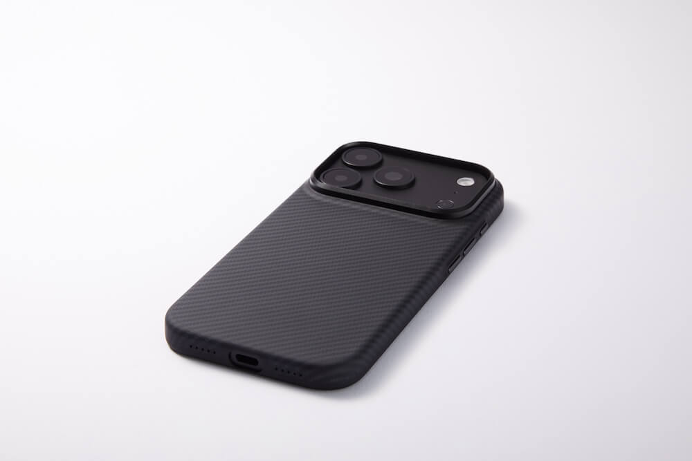 DURO Super Tough Case iPhone 18/17 - bottom angle
