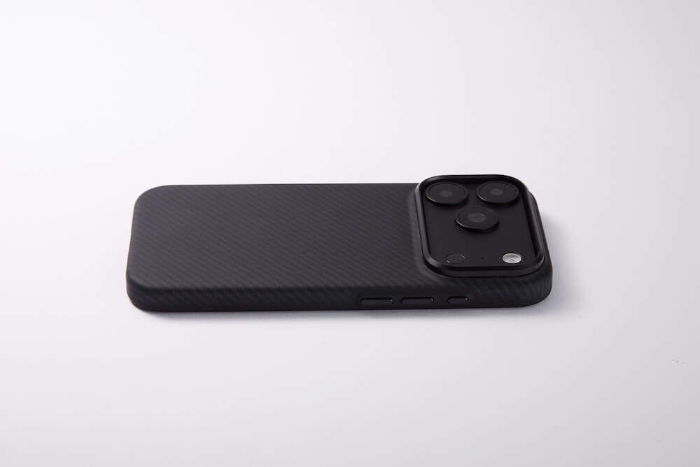 DURO Super Tough Case iPhone 18/17 - side button detail