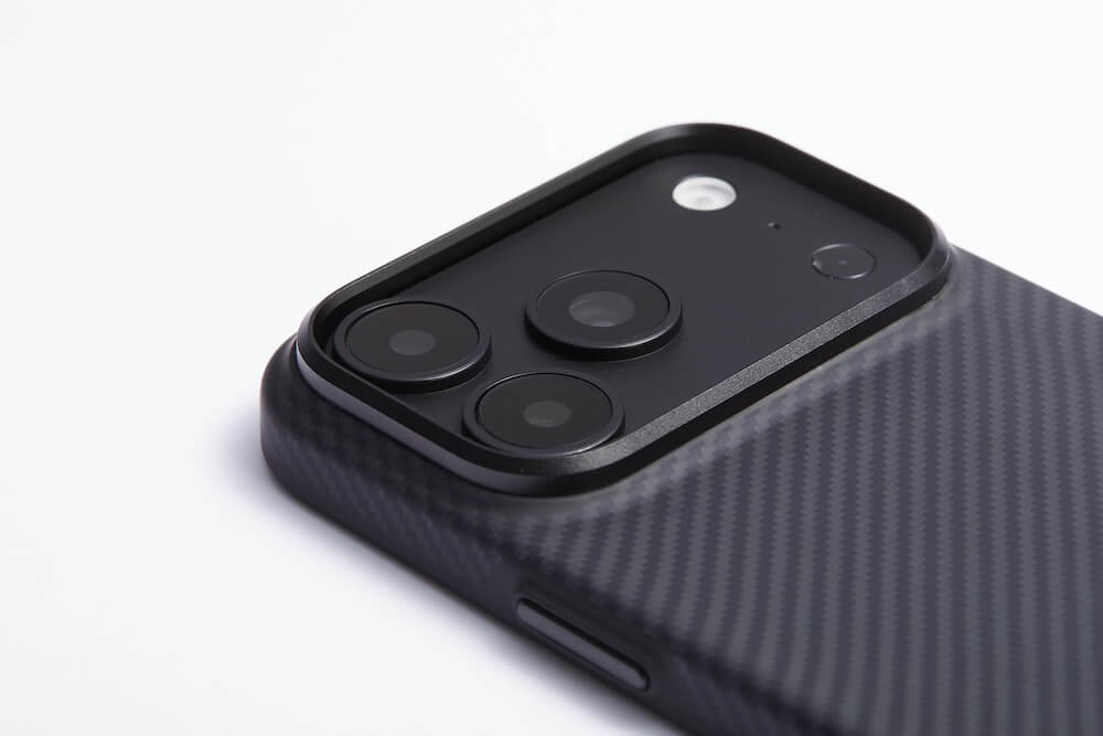 DURO Super Tough Case iPhone 18/17 - camera ring close-up